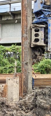 Escavatore SHANTUI da 35 tonnellate con infissore idraulico con presa laterale per pali di lunghezza 6-12M